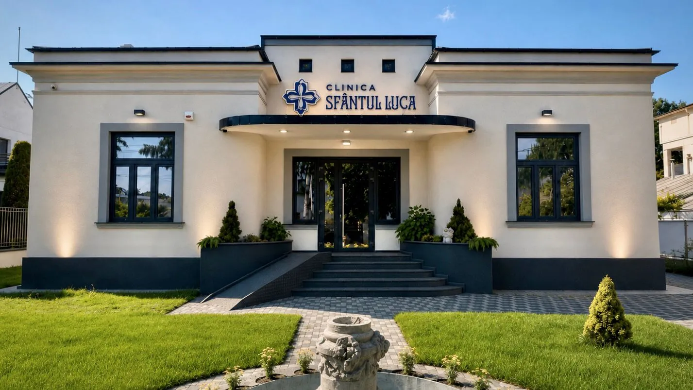 Clinica Sfântul Luca din Bacău — clădire monument istoric renovată, echipamente moderne pentru consultații de gastroenterologie, cardiologie, reumatologie, chirurgie vasculară, ecografii Doppler, ecografie abdominală, ecocardiografie și proceduri avansate de endoscopie digestivă, colonoscopie și polipectomie